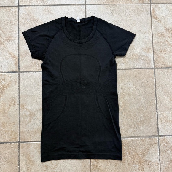 Lululemon Black switfly Short Sleeve Size 6 - Picture 1 of 7
